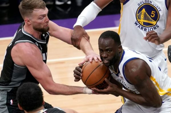 Sabonis and Green fight over the ball