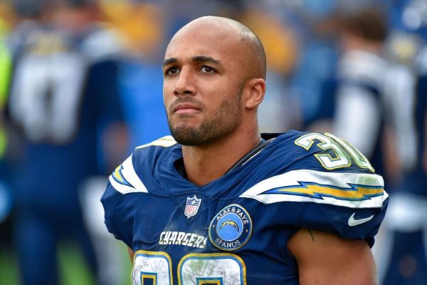 Austin Ekler stays with Chargers