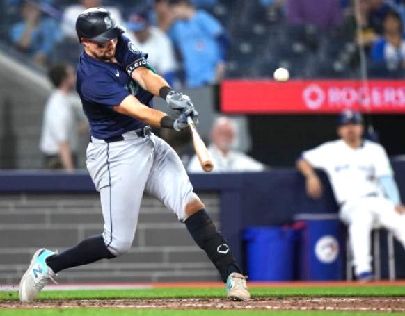 Cal Raleigh blasts home run