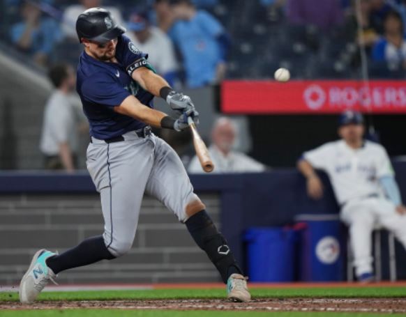 Cal Raleigh blasts a home run